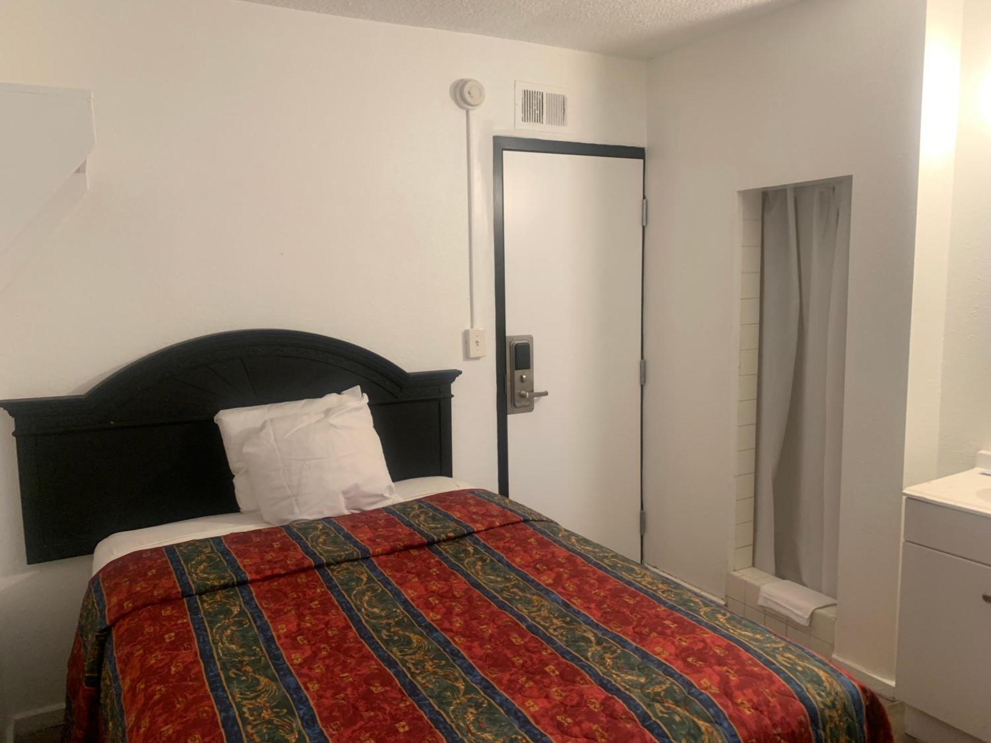 Encore Inn Ингълуд Екстериор снимка